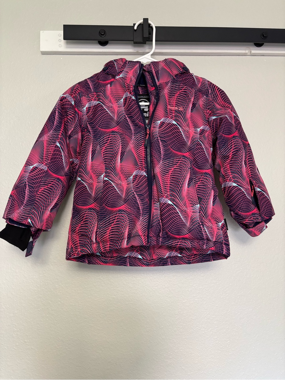 Kamik Kids Hooded snow Jacket in Pink and Black Wave Print size5